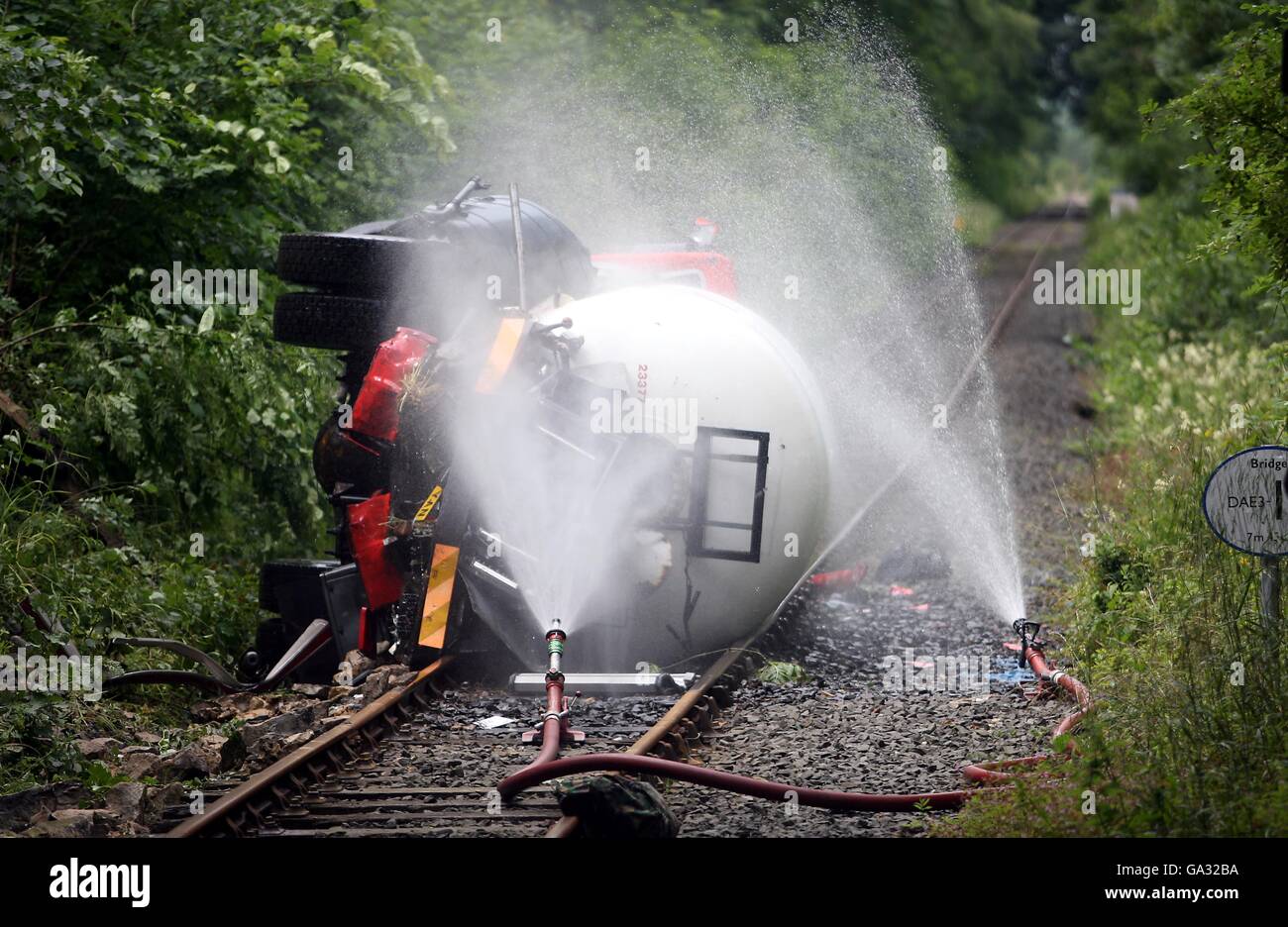 Una petroliera a gas si trova su una linea ferroviaria dopo essere stata schiacciata da un ponte a Wolsingham, nella contea di Durham, una autocisterna a gas rovesciata si trova su una linea ferroviaria a Wolsingham, Co Durham, dopo essere stata immersa a circa 70 metri da un ponte. Data immagine: Mercoledì 18 luglio 2007. Il conducente si trovava in una condizione critica dopo l'incidente, la polizia di Durham ha detto che nessun altro veicolo è stato coinvolto e nessun altro è stato ferito. Foto Stock