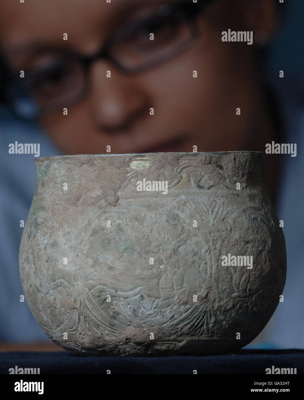 I cacciatori di tesori trovano la zoccolatura vichinga. Oggi al British Museum è visibile una nave in argento dorato risalente al IX secolo. Foto Stock