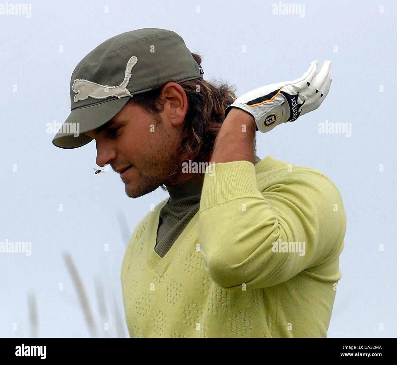 Una vespa fa da pilota a Johan Edfors, in Svezia, durante il 136° Open Championship a Carnoustie, in Scozia. Foto Stock