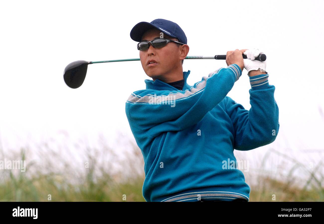 Toru Taniguchi, Giappone, in azione durante il Campionato Open al Carnoustie Golf Links nella Scozia orientale. SOLO PER USO EDITORIALE, SENZA USO DI TELEFONO CELLULARE Foto Stock