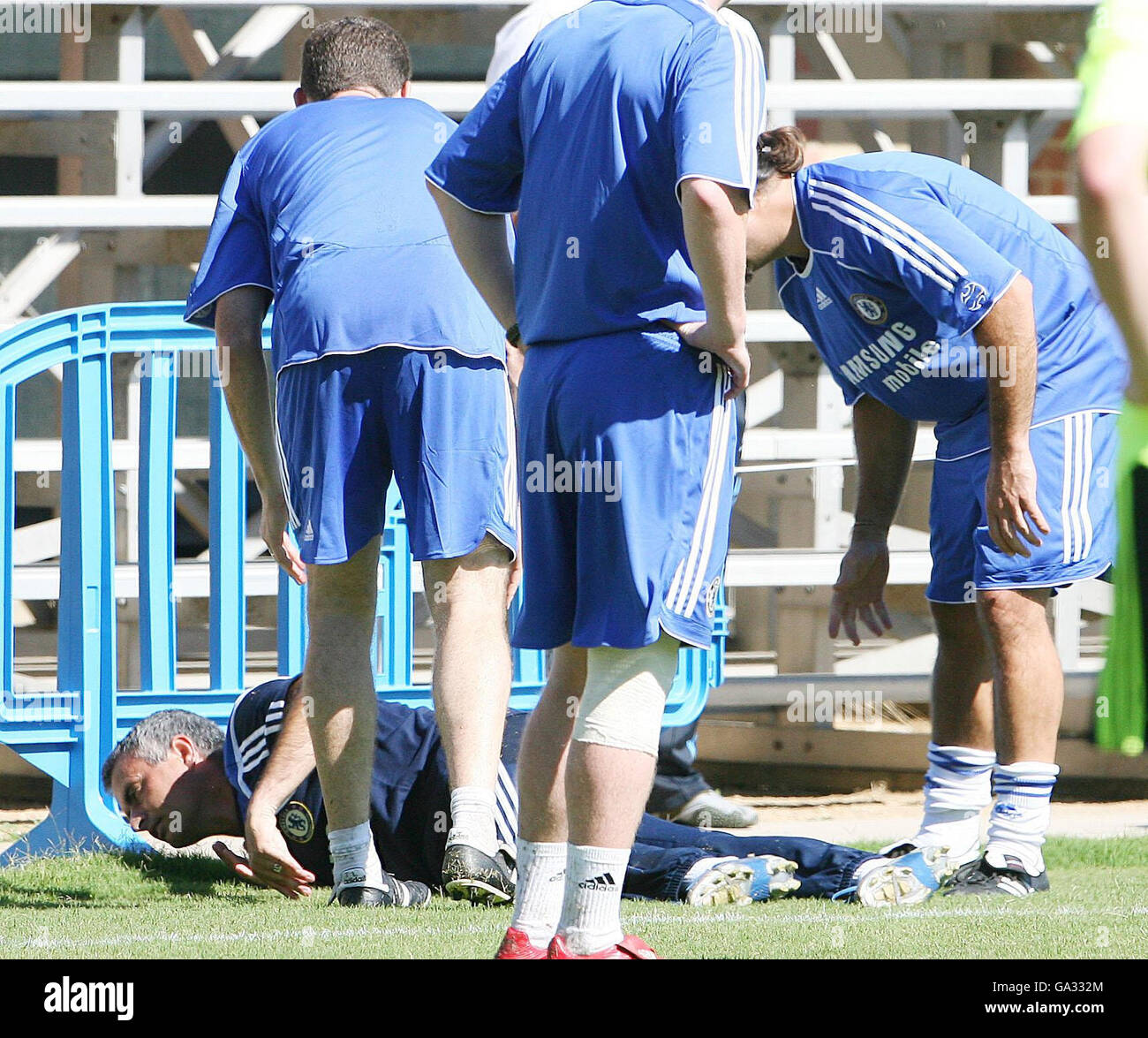 Il manager del Chelsea Jose Mourinho si trova a terra dopo essere stato ferito durante una partita in cui il personale della sala di Chelsea ha assunto la stampa presso l'Università UCLA di Los Angeles, Stati Uniti. Foto Stock