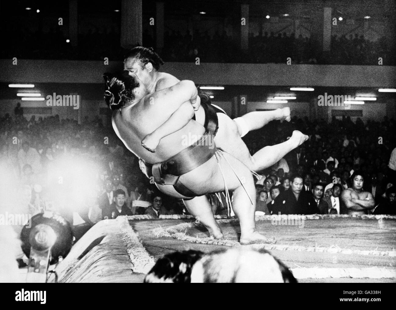 Sumo Wrestling. Sumo azione a Tokyo Foto Stock