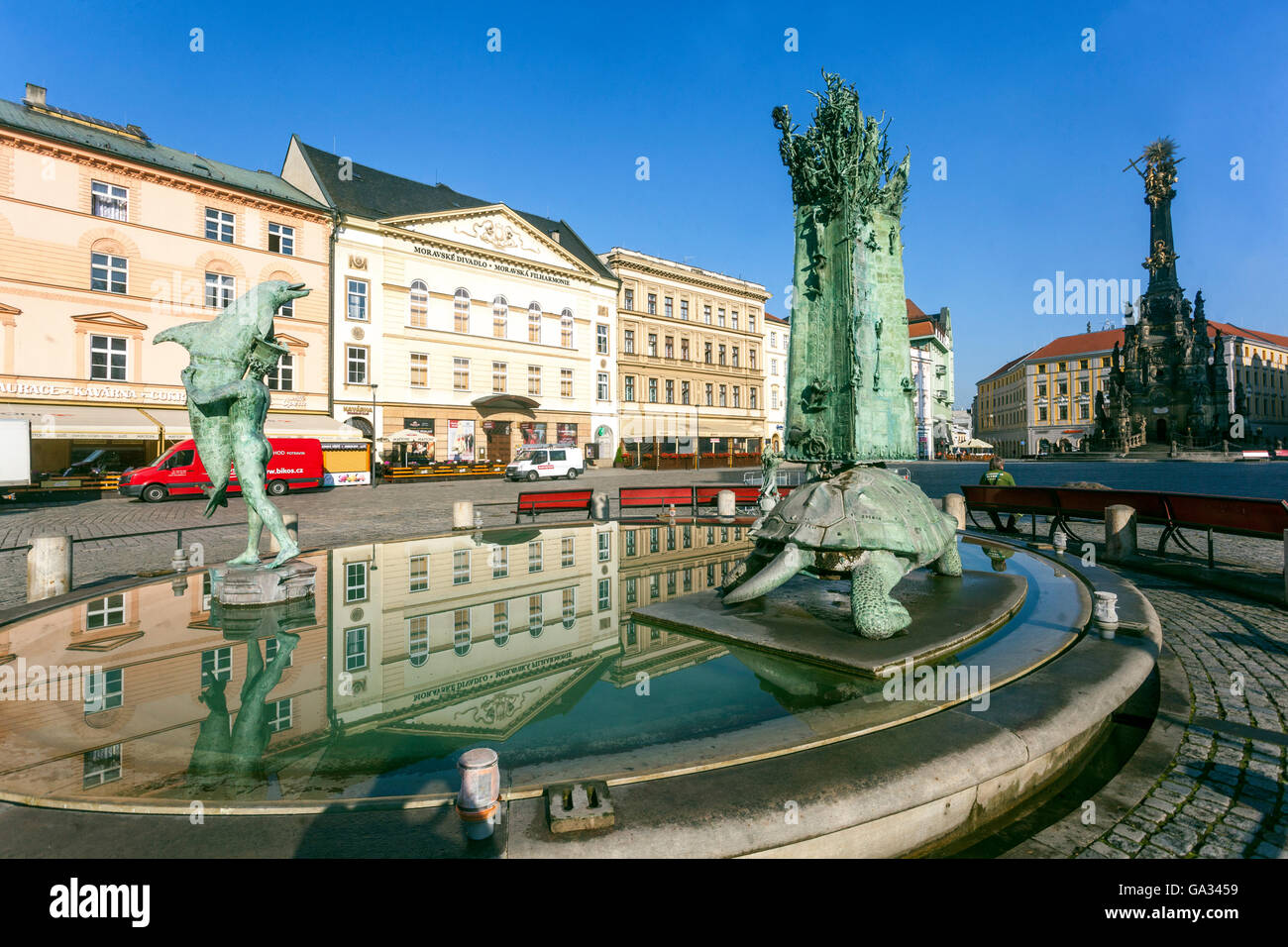 Fontana dell'Arion d'acqua e colonna della Santissima Trinità Olomouc città vecchia Repubblica Ceca Europa Foto Stock