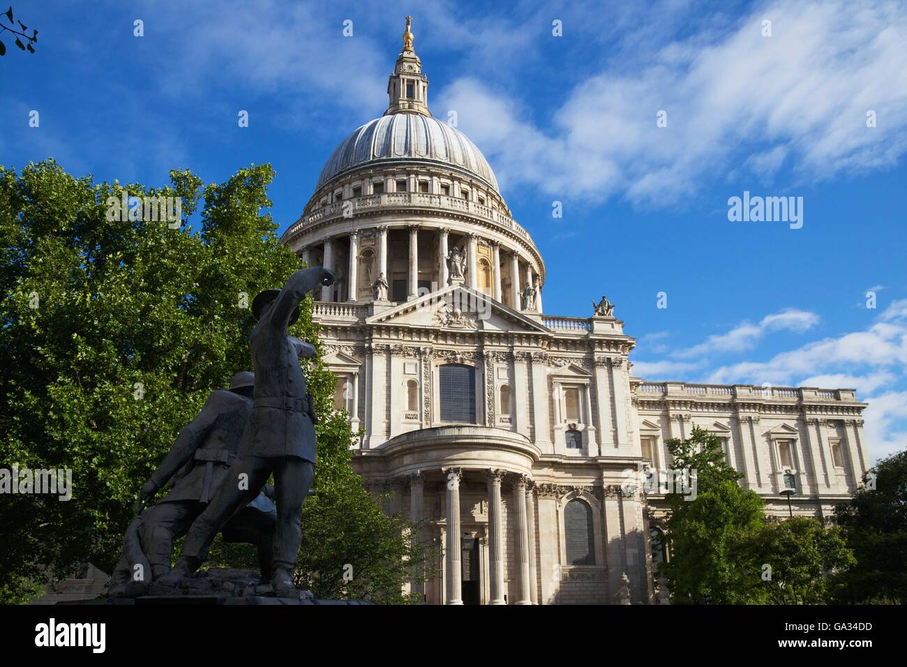 Vigili del Fuoco Nazionale Memorial, Sermone Lane, e la Cattedrale di St Paul, City of London, England, Regno Unito Foto Stock