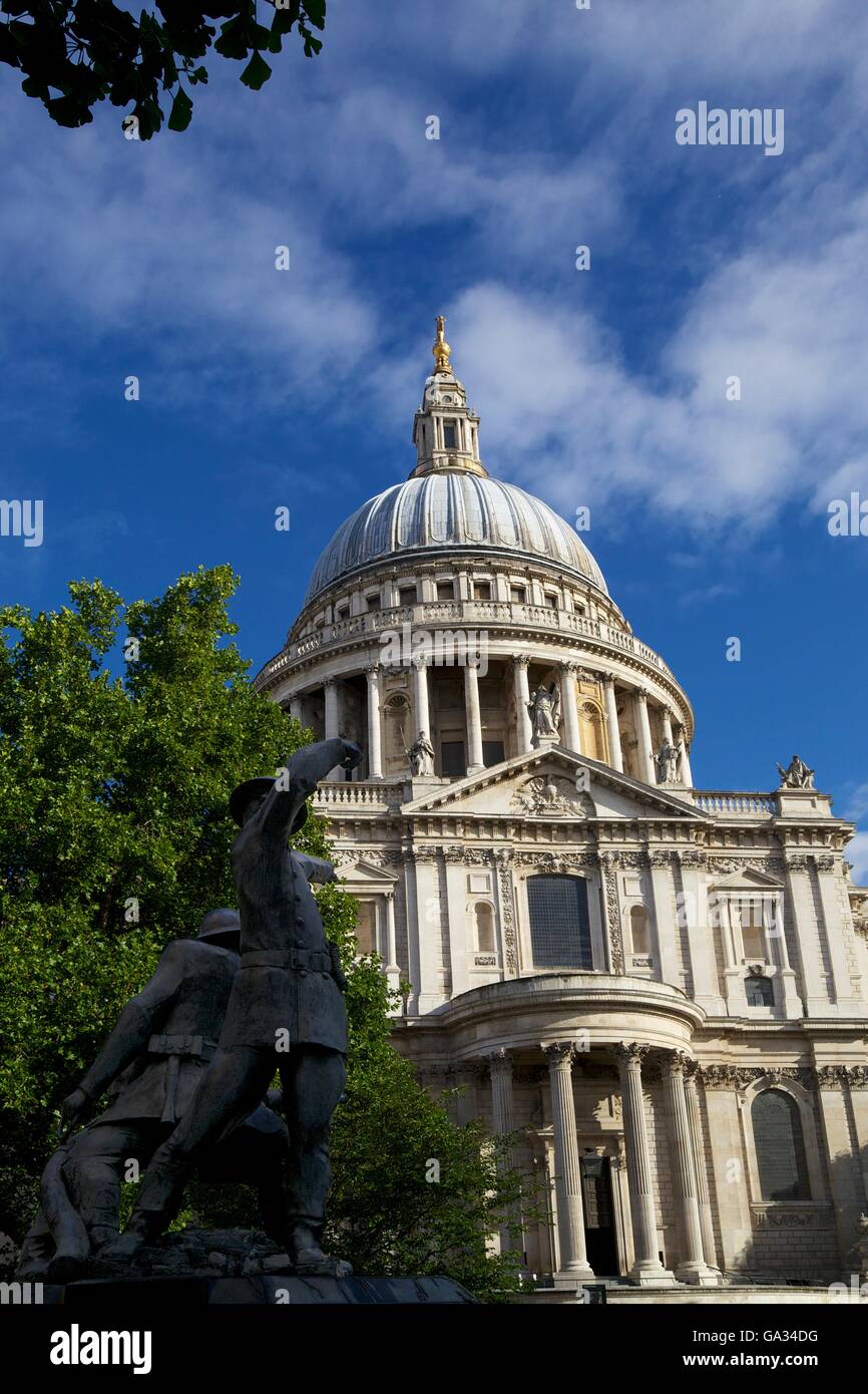 Vigili del Fuoco Nazionale Memorial, Sermone Lane, e la Cattedrale di St Paul, City of London, England, Regno Unito Foto Stock
