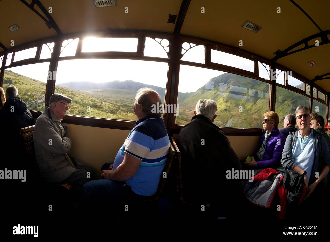Passeggeri in viaggio fino Snowdon Mountain Railway, Parco Nazionale di Snowdonia, Gwynedd, Wales, Regno Unito, GB, Europa Foto Stock