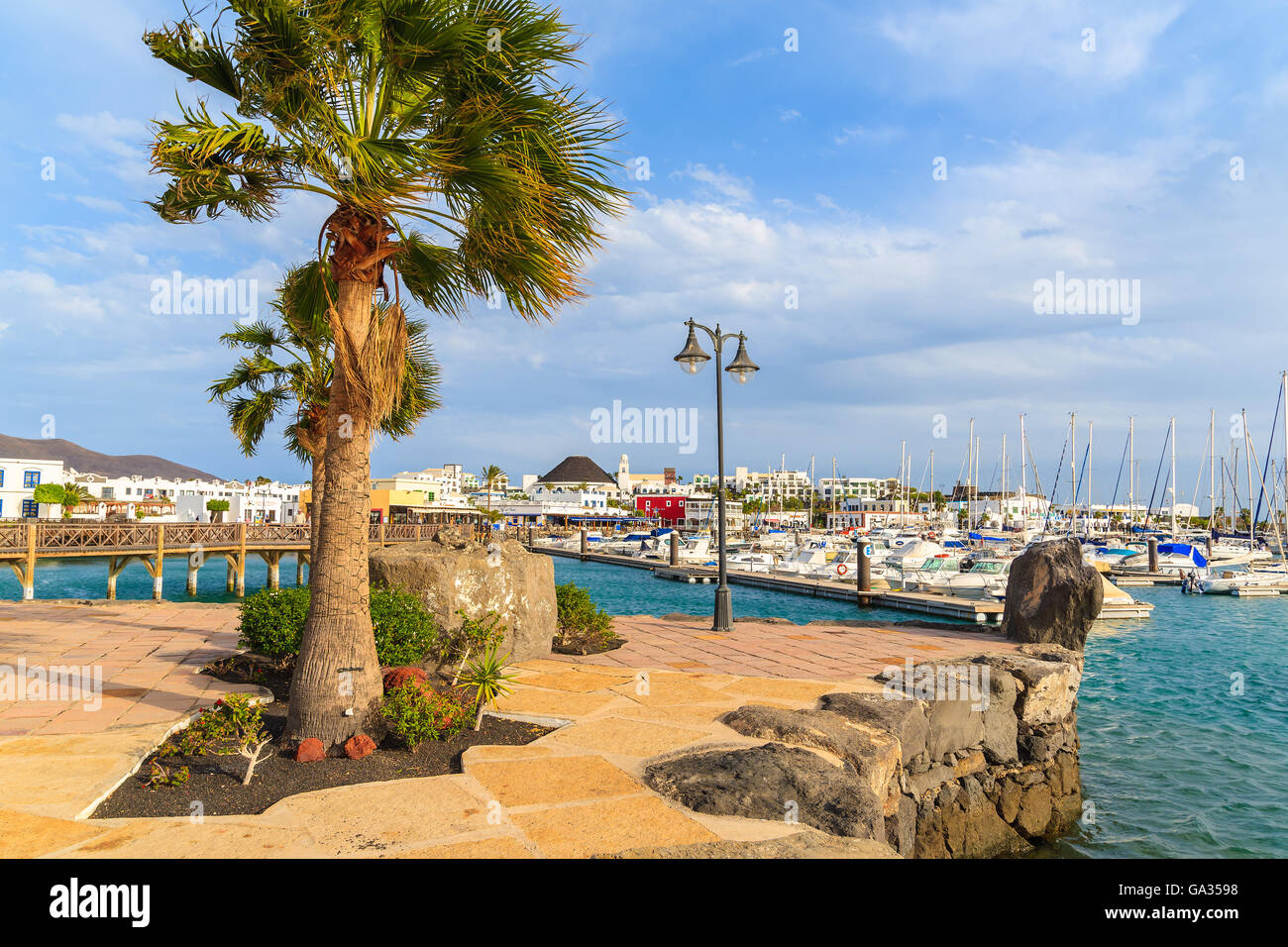 MARINA RUBICON, Lanzarote Island - JAN 11,2015: vista di Marina Rubicon edifici con yacht barche di ormeggio. Le isole Canarie sono meta di vacanze grazie al clima soleggiato tutto l'anno. Foto Stock