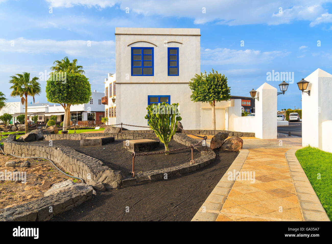 MARINA RUBICON, Lanzarote - Jan 11, 2015: tipica canaria edifici nella porta Rubicone, Playa Blanca. Lanzarote è molto popolare meta di vacanza nell arcipelago delle isole Canarie a causa di condizioni meteo soleggiate. Foto Stock