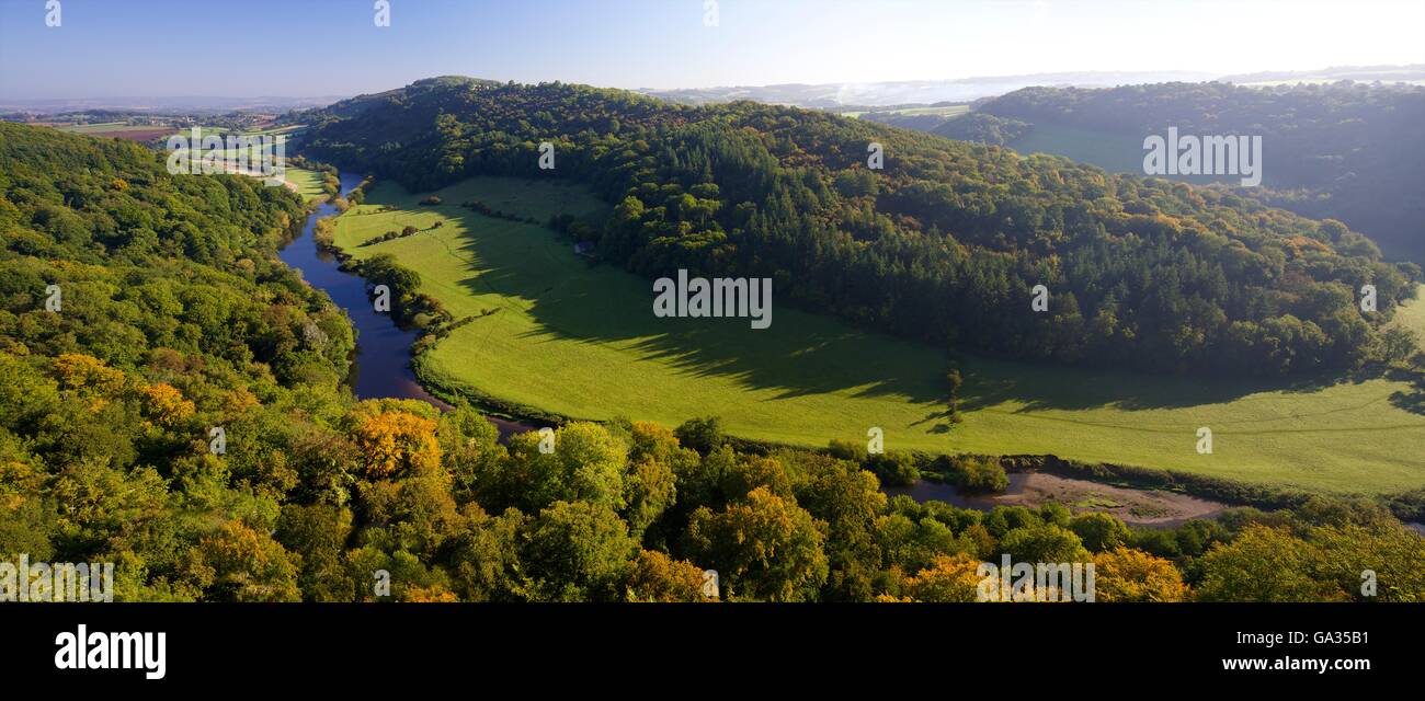 Autunno vista nord su Wye Valley dalla Symonds Yat Rock, Foresta di Dean, Herefordshire, England, Regno Unito, GB, Europa Foto Stock