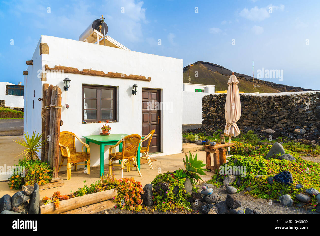 EL GOLFO BEACH, Lanzarote Island- Jan 12, 2015: tipica canaria casa per turisti su El Golfo beach. Le isole Canarie sono molto popolare meta di vacanza in inverno a causa di tempo soleggiato tutto l'anno. Foto Stock