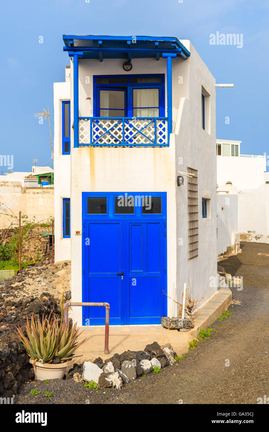 Alto e stretto in casa tipica canaria villaggio di El Golfo sulla costa dell'isola di Lanzarote, Spagna Foto Stock