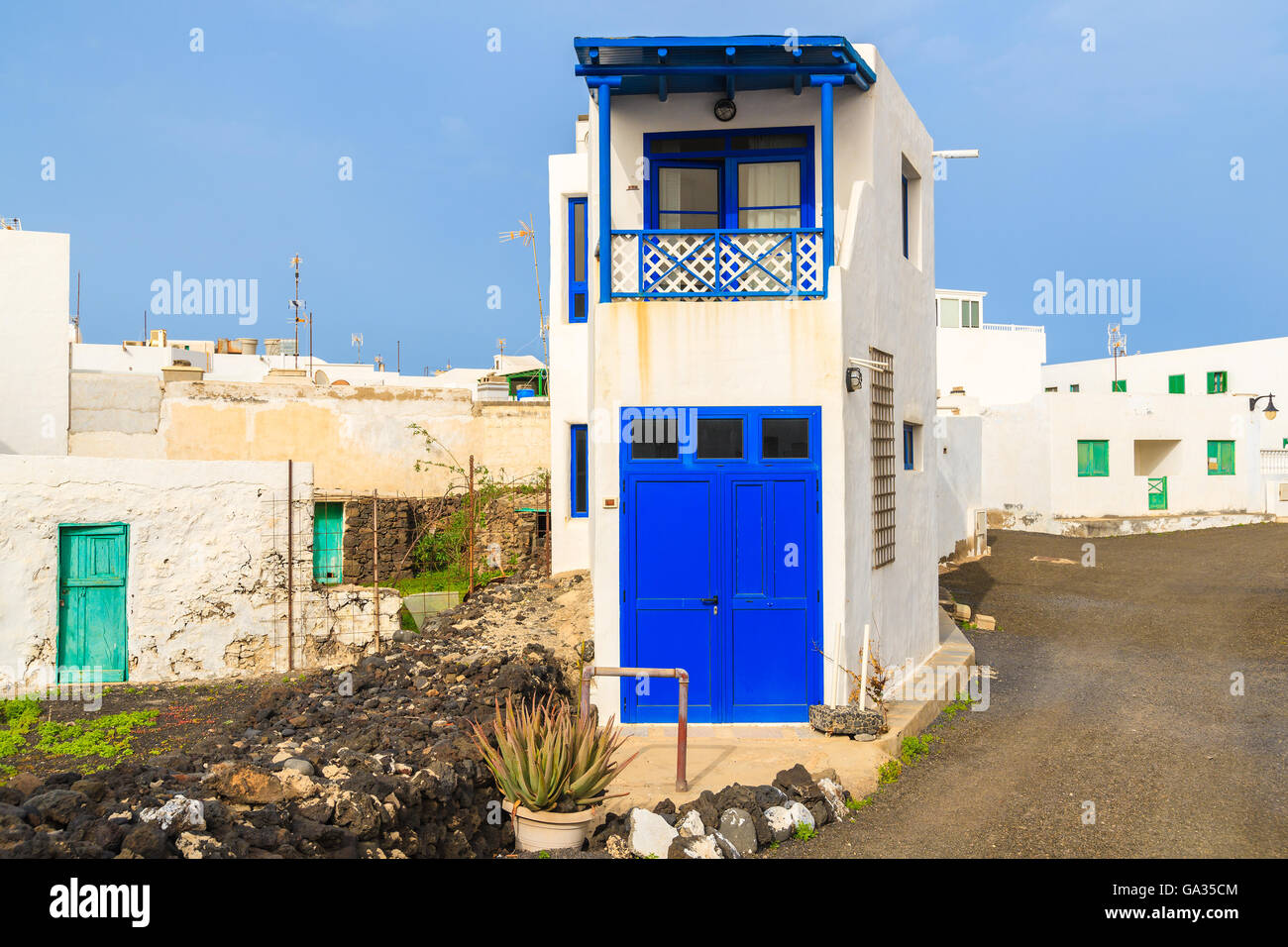 Alto e stretto in casa tipica canaria villaggio di El Golfo sulla costa dell'isola di Lanzarote, Spagna Foto Stock