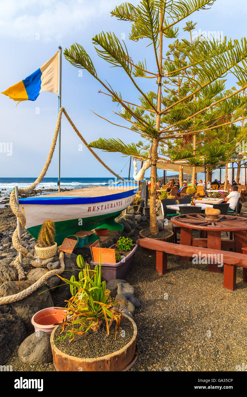 EL GOLFO, Lanzarote Island - Jan 12, 2015: barca da pesca in tipico ristorante sulla costa dell'isola di Lanzarote in El Golfo villaggio di pescatori. Le isole Canarie sono meta di vacanze. Foto Stock