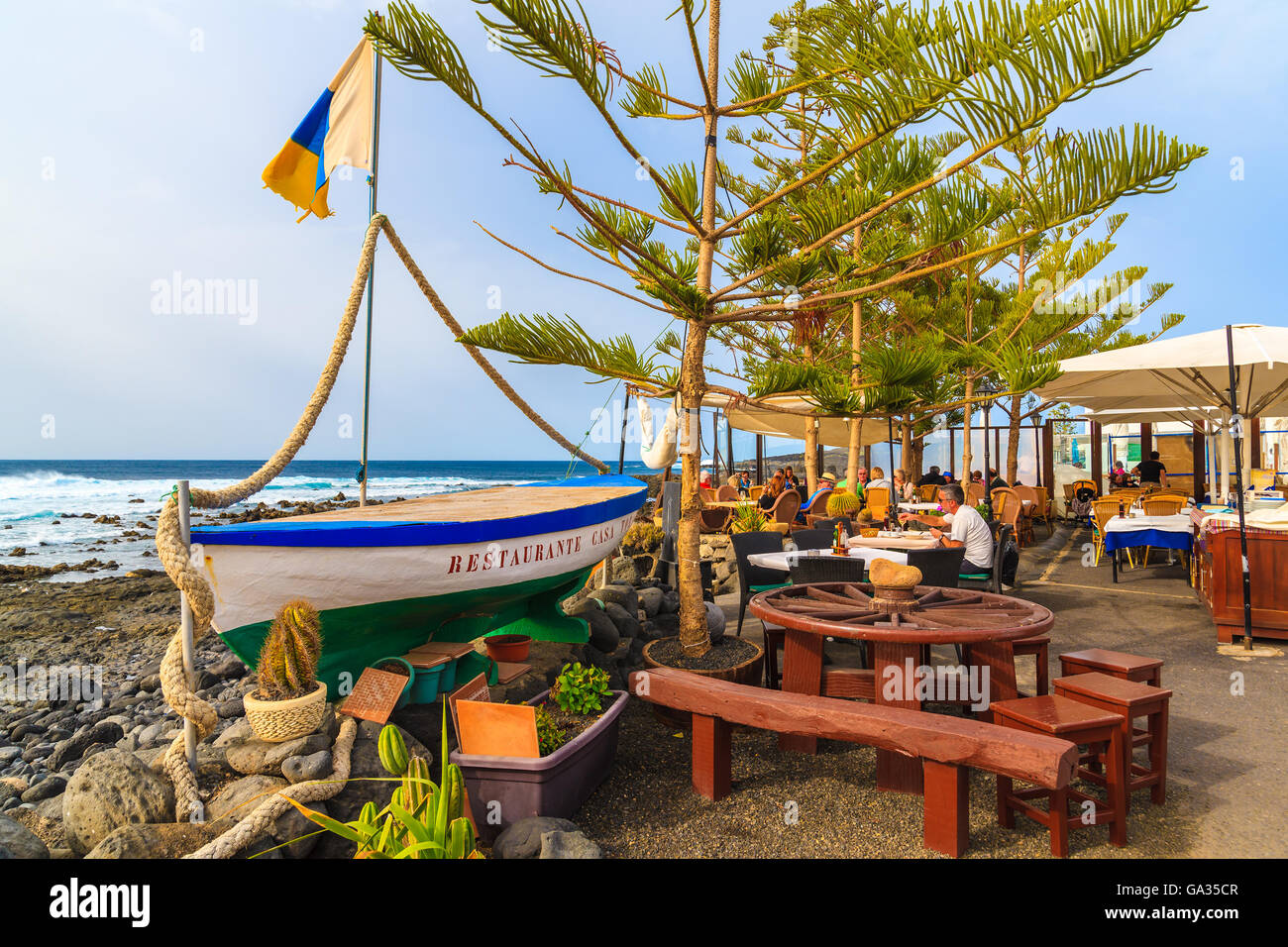 EL GOLFO, Lanzarote Island - Jan 12, 2015: barca da pesca in tipico ristorante sulla costa dell'isola di Lanzarote in El Golfo villaggio di pescatori. Le isole Canarie sono meta di vacanze. Foto Stock