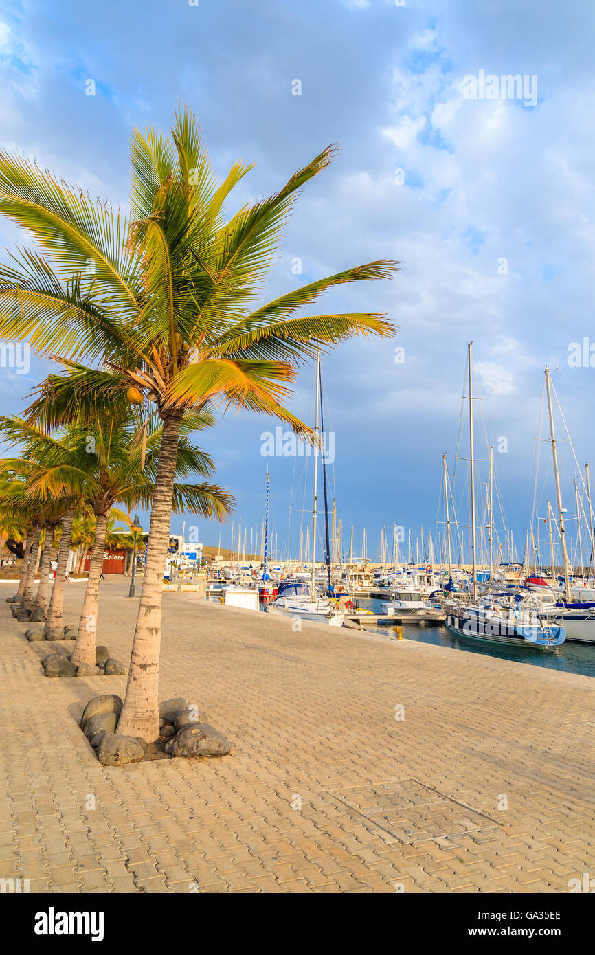 PUERTO CALERO MARINA, Lanzarote Island - Jan 12, 2015: passeggiata pubblica in Puerto Calero porto costruito in stile caraibico. Molti turisti trascorrere la vacanza qui. Foto Stock