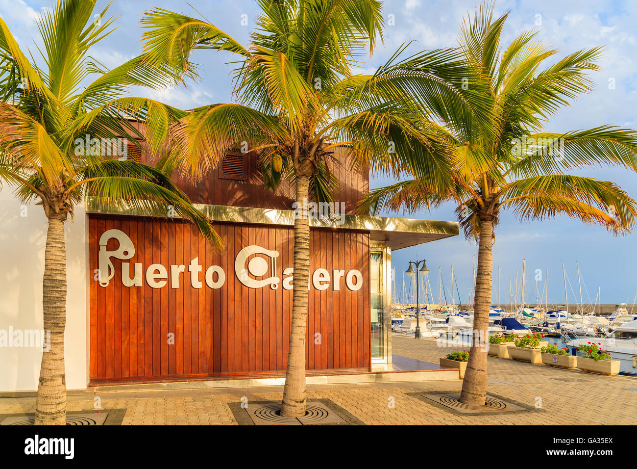 PUERTO CALERO MARINA, Lanzarote Island - Jan 12, 2015: marina building e palme in Puerto Calero porto costruito in stile caraibico. Questo è un moderno yacht marina che è visitate da numerosi turisti. Foto Stock