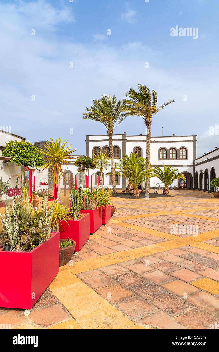 PLAYA BLANCA PORT, Lanzarote Island - Jan 13, 2015: piazza nel Rubicone porta con edifici storici e ristorante. Le isole Canarie sono meta di vacanze. Foto Stock