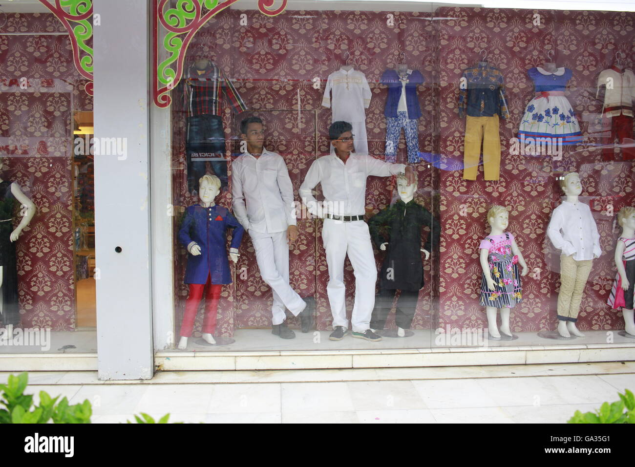 Manichino ed umano , Shop, negozio di abbigliamento a Andheri showroom Foto Stock