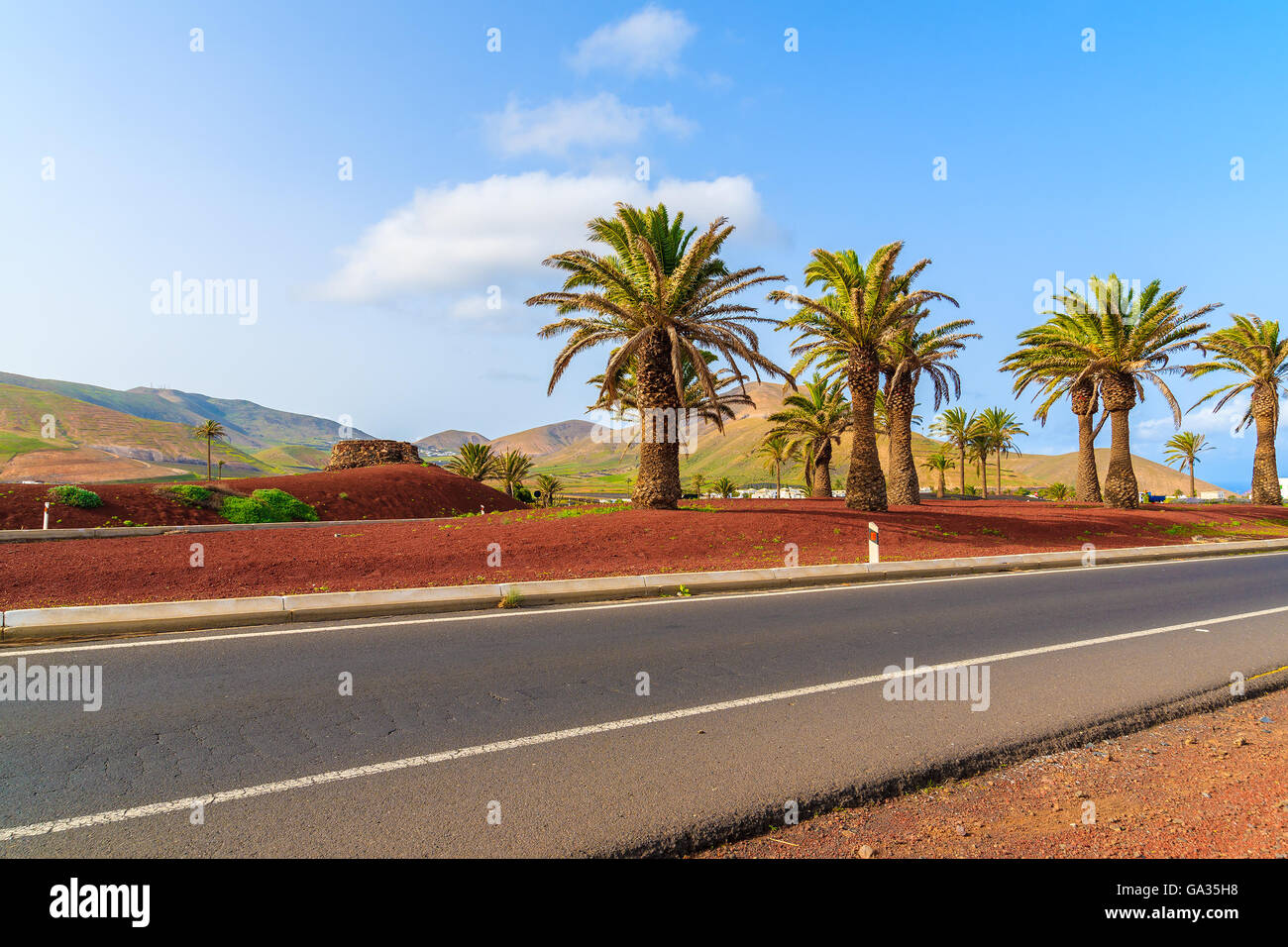 Strada panoramica nel paesaggio di campagna dell'isola di Lanzarote, Spagna Foto Stock