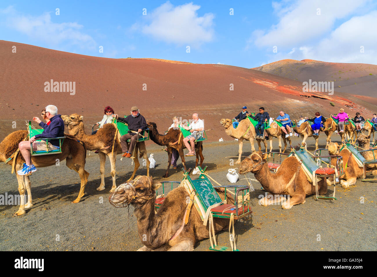 Parco Nazionale di Timanfaya, Lanzarote Island - Jan 14, 2015: carovana di cammelli con i turisti nel Parco Nazionale di Timanfaya. Camel trek è popolare attrazione sull isola di Lanzarote. Foto Stock