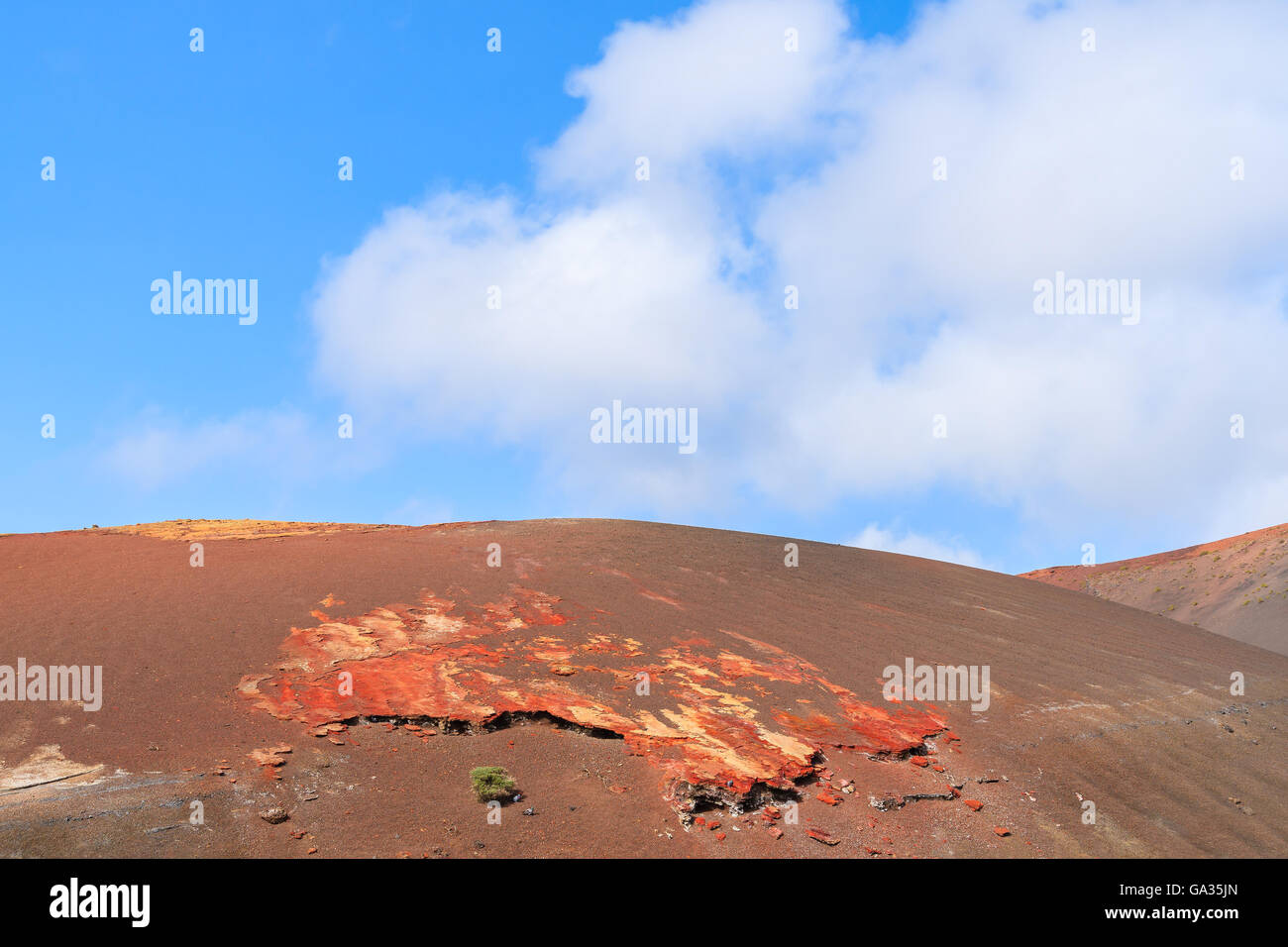 Rosso vulcanico paesaggio di montagna nel Parco Nazionale di Timanfaya, Lanzarote, Isole Canarie, Spagna Foto Stock