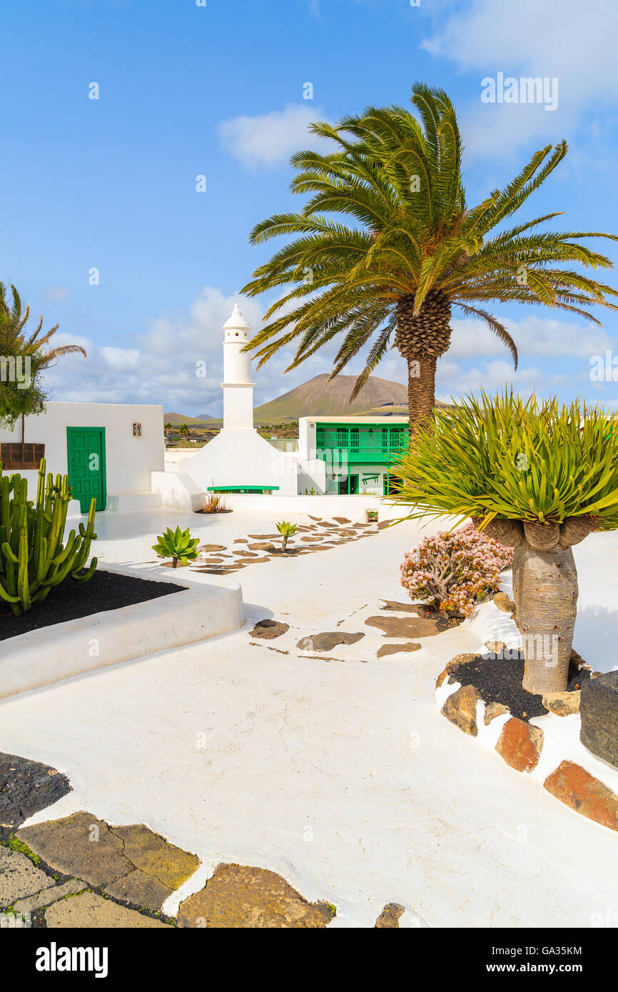 Tipico stile canario edifici e piante tropicali, El Campesino Monumento, Lanzarote, Spagna Foto Stock