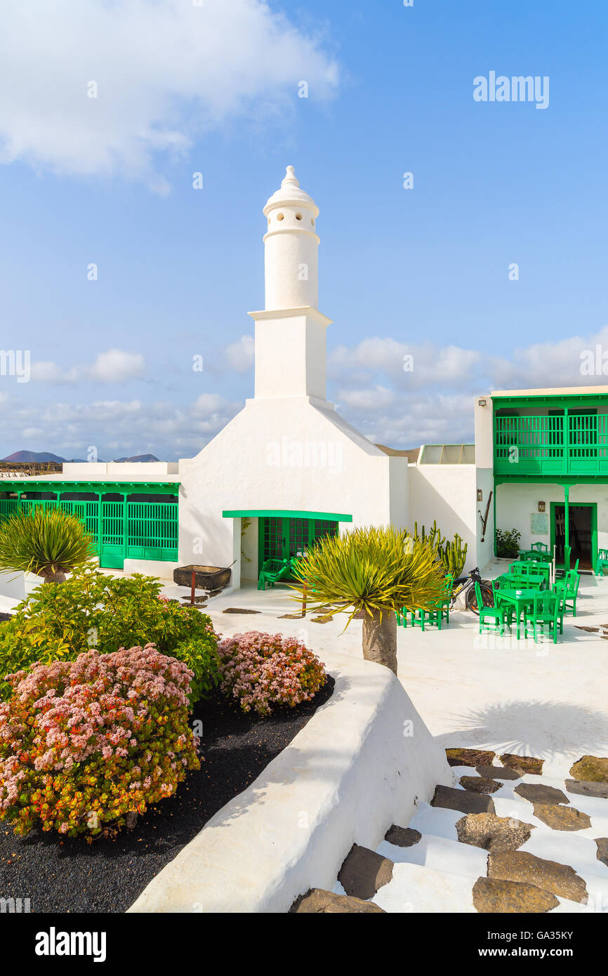 Tipico stile canario edifici e piante tropicali, El Campesino Monumento, Lanzarote, Spagna Foto Stock