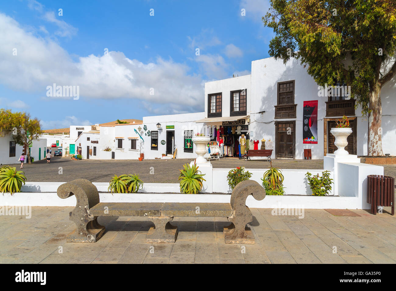 TEGUISE TOWN, Lanzarote Island - Jan 14, 2015: negozi e case nella città vecchia di Teguise. Questa città è ex capitale dell'isola di Lanzarote e è molto popolare attrazione per i turisti che visitano l'isola. Foto Stock