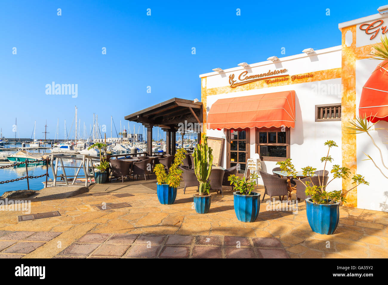 MARINA RUBICON, Lanzarote Island - Jan 17, 2015: ristorante in Rubicone yacht port. Lanzarote è meta di vacanze grazie al soleggiato clima tropicale. Foto Stock