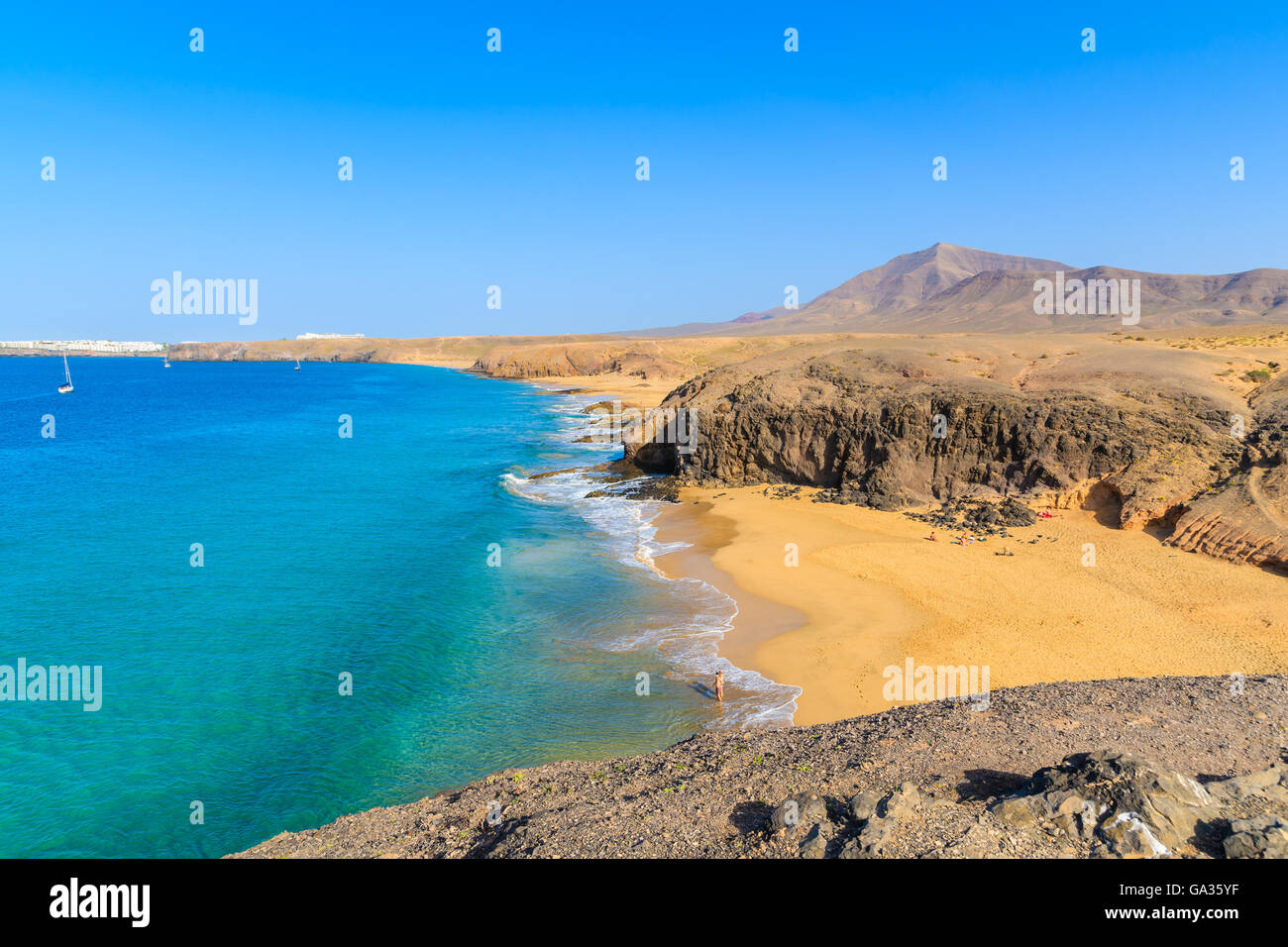 Oceano turchese acqua sulla Spiaggia Papagayo, Lanzarote, Isole Canarie, Spagna Foto Stock