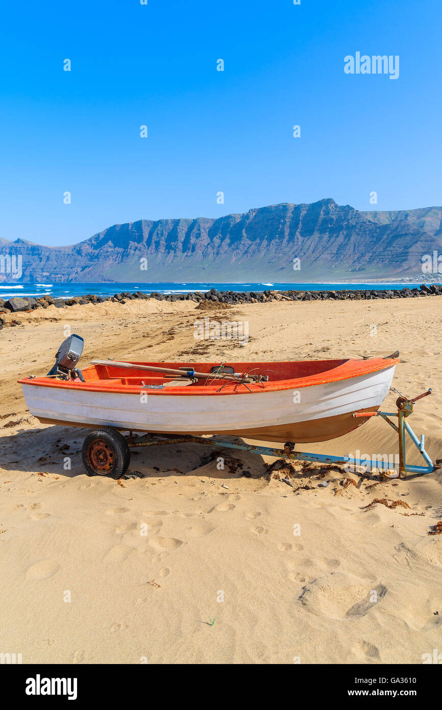 Barche da pesca sulla spiaggia di Famara, Lanzarote, Isole Canarie, Spagna Foto Stock