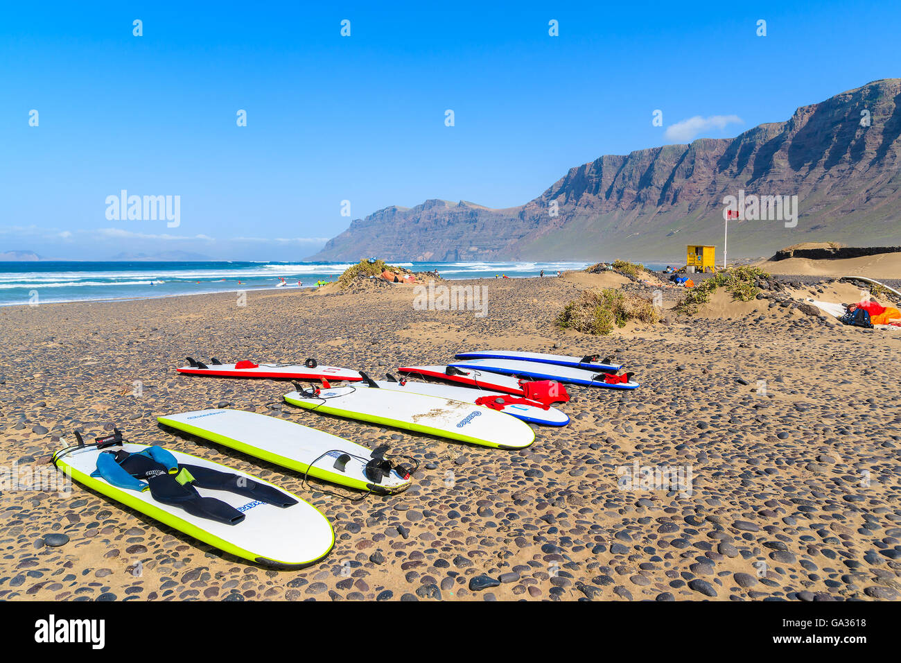 Spiaggia di Famara, Lanzarote - Jan 15, 2015: schede di surf sulla spiaggia di Famara che è famosa per le migliori onde dell'oceano sull isola di Lanzarote. Le isole Canarie sono popolare destinazione per sport acquatici. Foto Stock