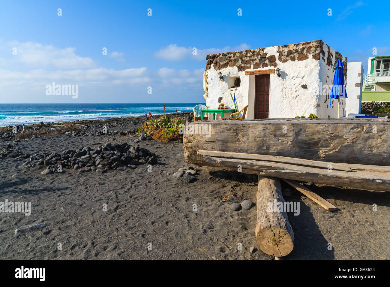 Tipica casa delle Canarie per i turisti su El Golfo beach, Lanzarote, Spagna Foto Stock