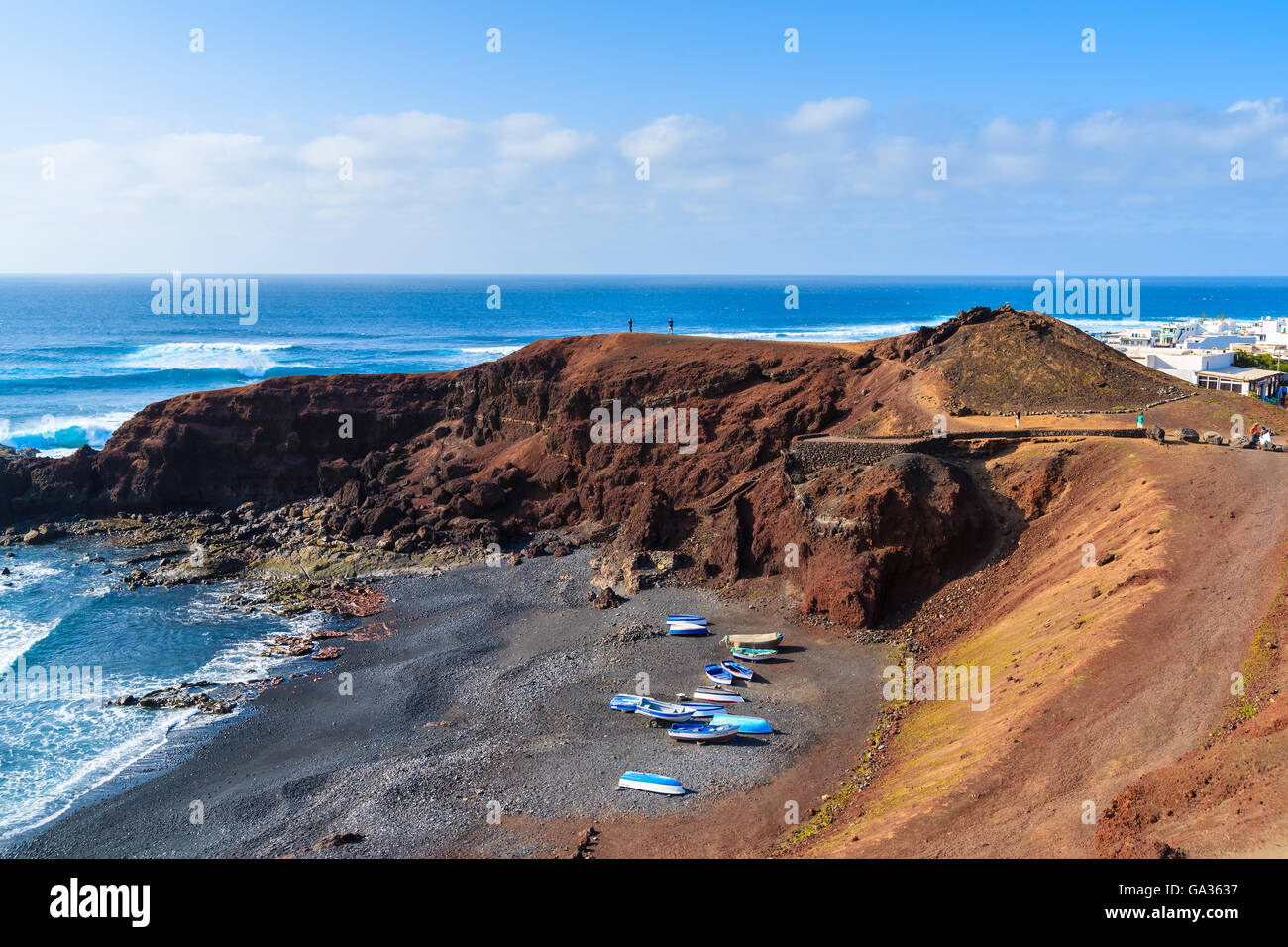 Barche di pescatori sulla spiaggia di El Golfo village, Lanzarote, Isole Canarie, Spagna Foto Stock