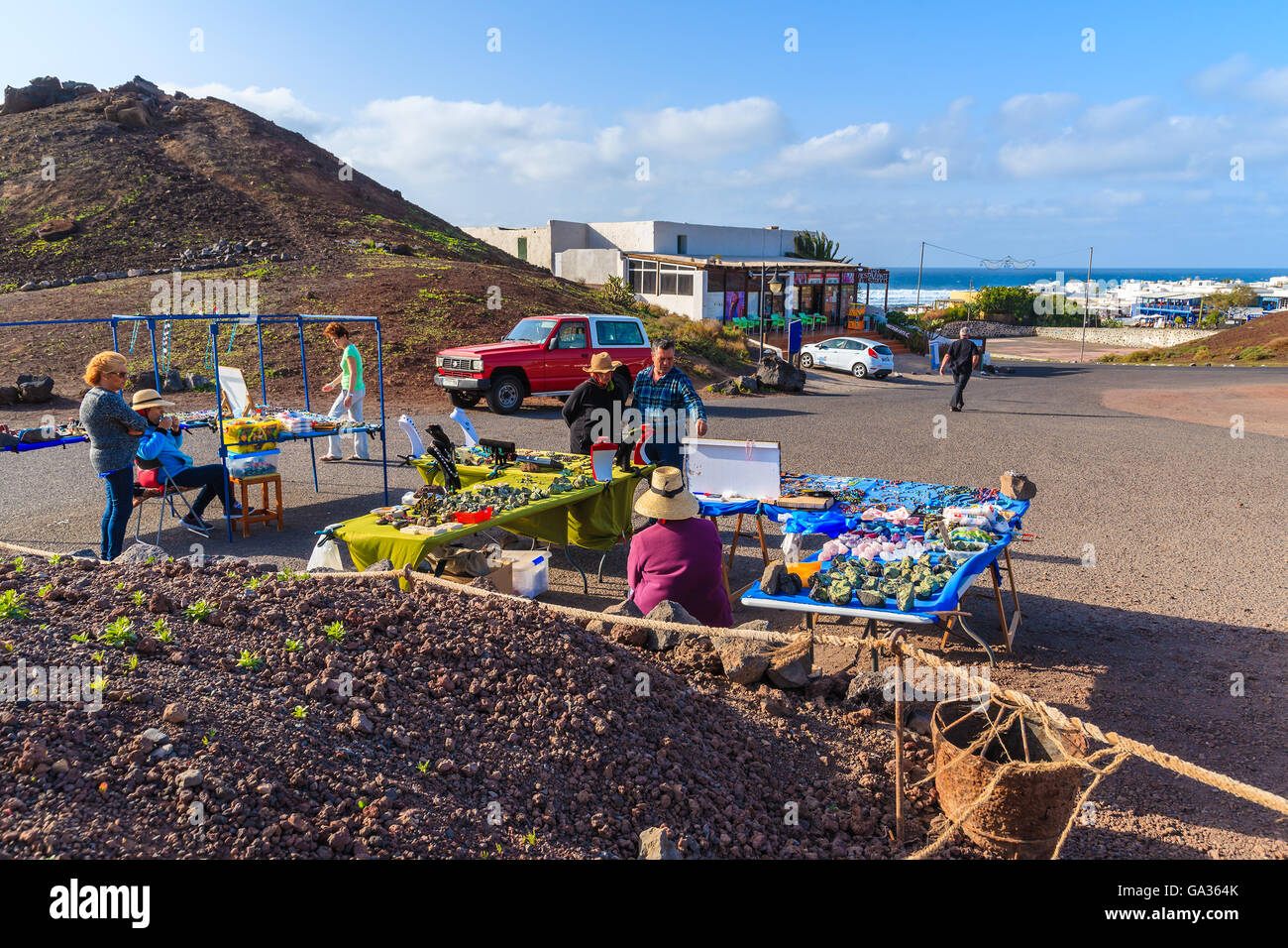 EL GOLFO, Lanzarote Island - Jan 15, 2015: turisti di acquisto di souvenir in El Golfo village, Lanzarote, Isole Canarie, Spagna. Questo è luogo molto popolare per visitare spendendo vacanza sull'isola. Foto Stock
