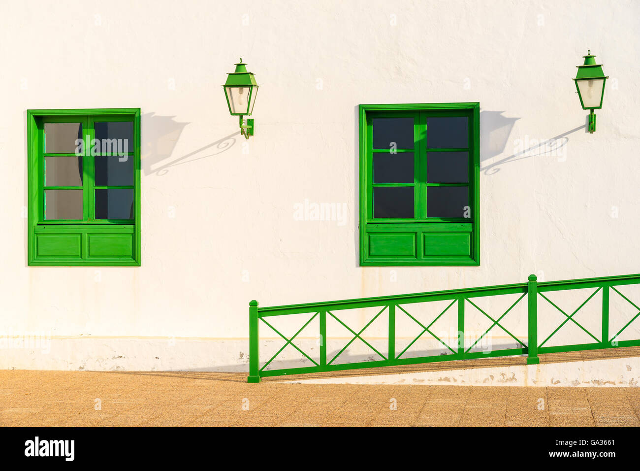 Verde di windows di bianco chiesa edificio a Las Brenas village, Lanzarote, Isole Canarie, Spagna Foto Stock