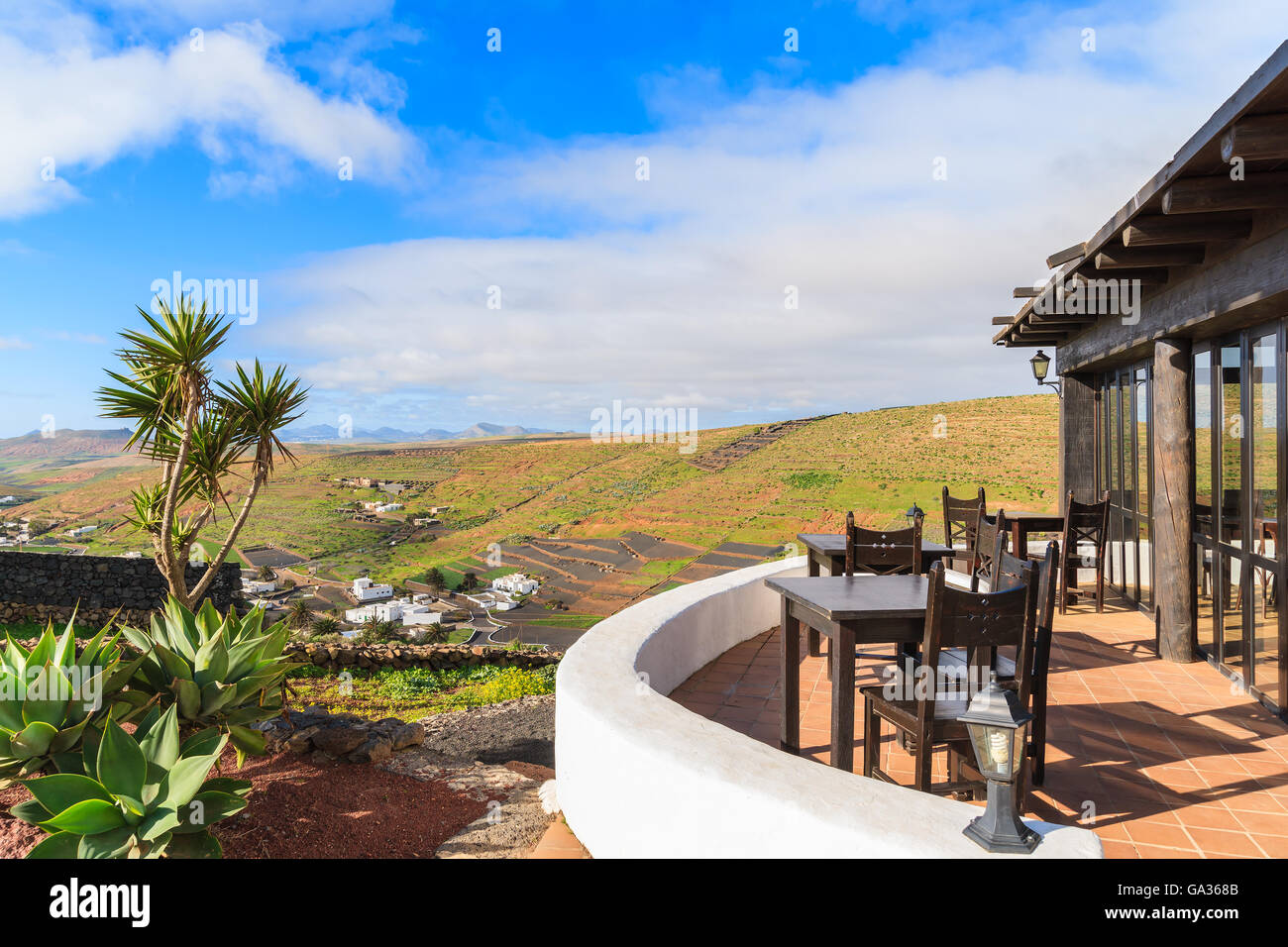 Ristorante Terrazza sul Mirador de Los Valles - punto di vista nel paesaggio di montagna dell'isola di Lanzarote, Spagna Foto Stock