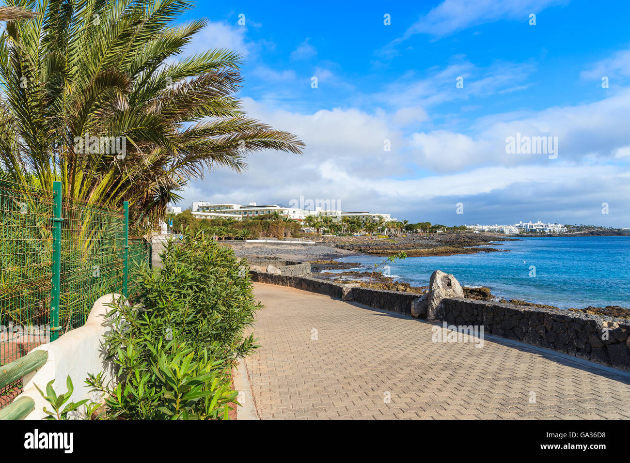 Passeggiata lungo la costa dell'oceano in Playa Blanca, Lanzarote, Isole Canarie, Spagna Foto Stock