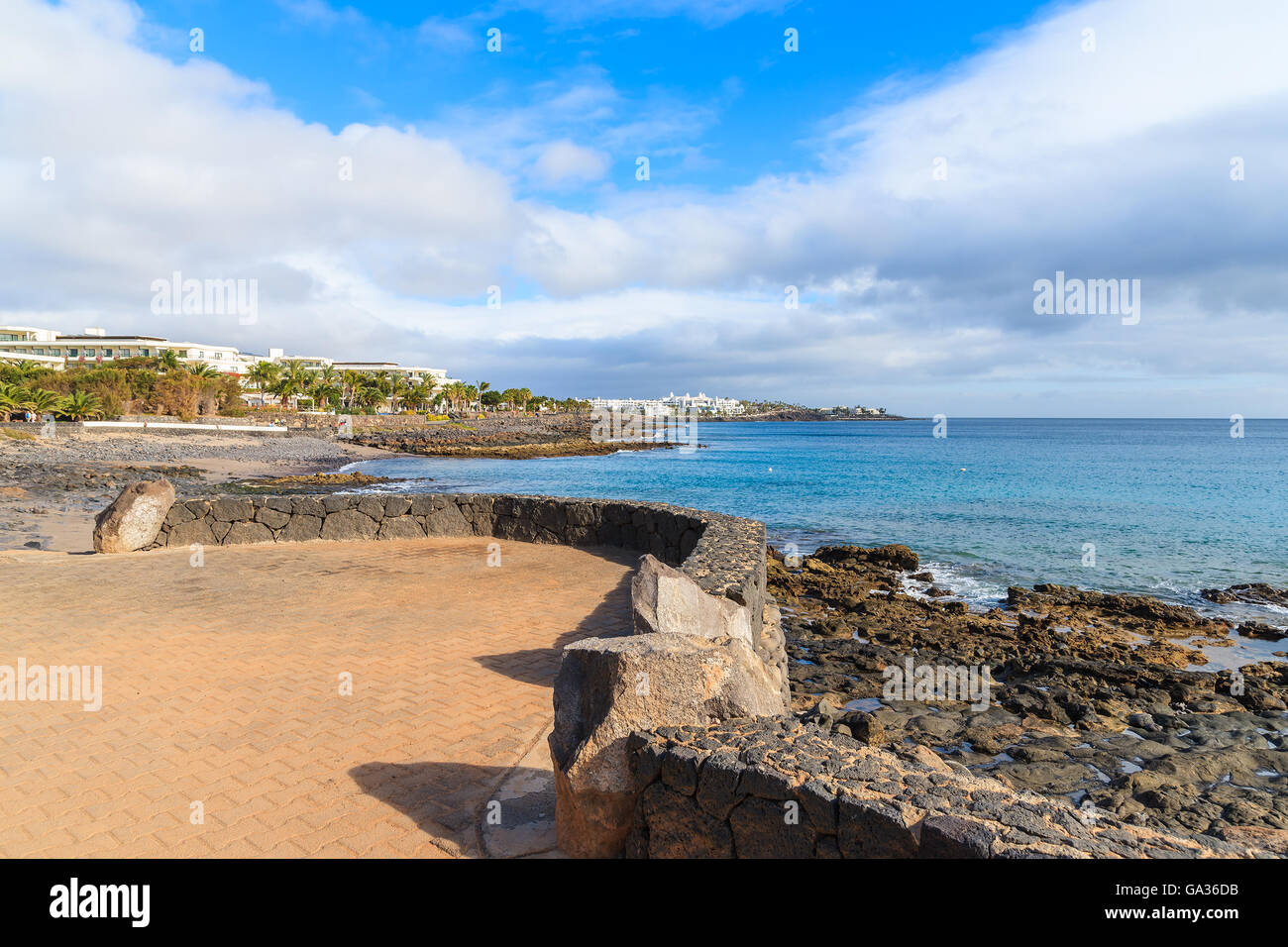 Passeggiata lungo la costa dell'oceano in Playa Blanca holiday resort, Lanzarote, Isole Canarie, Spagna Foto Stock