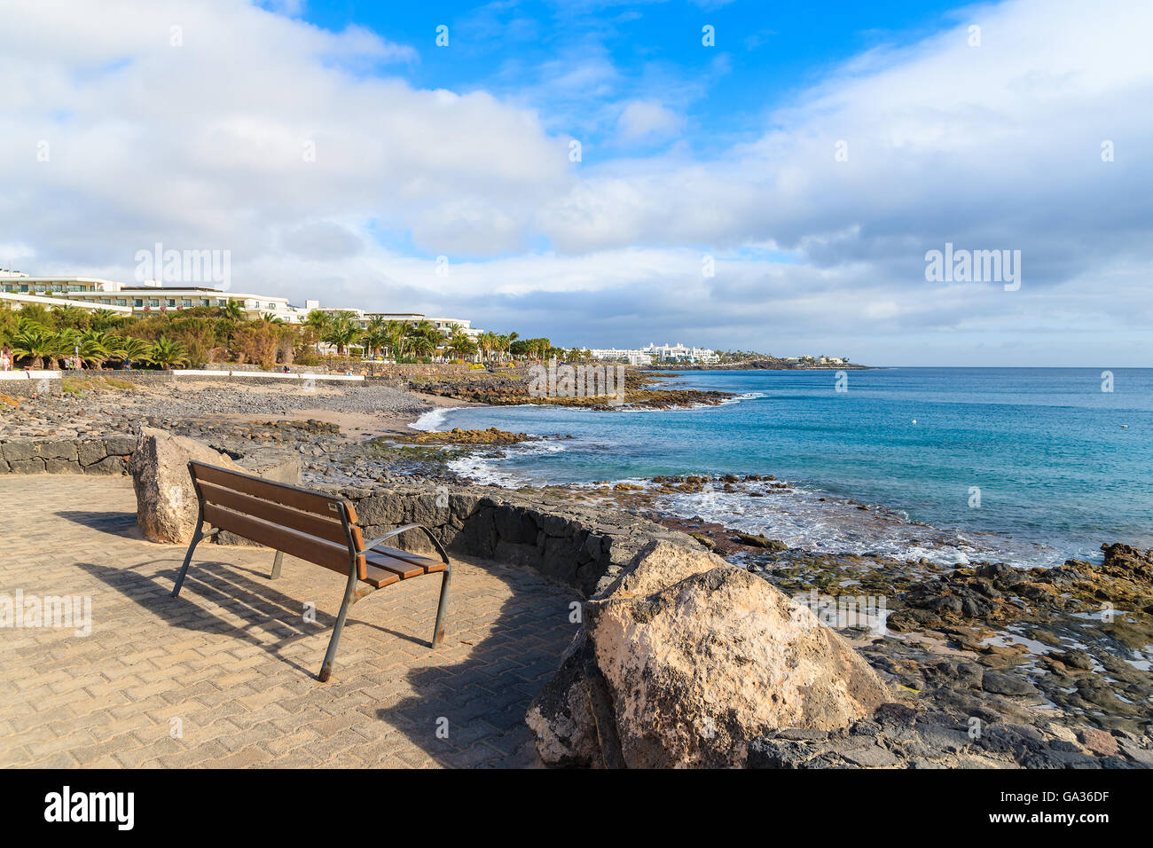Panca sulla passeggiata lungo la costa dell'oceano in Playa Blanca, Lanzarote, Isole Canarie, Spagna Foto Stock