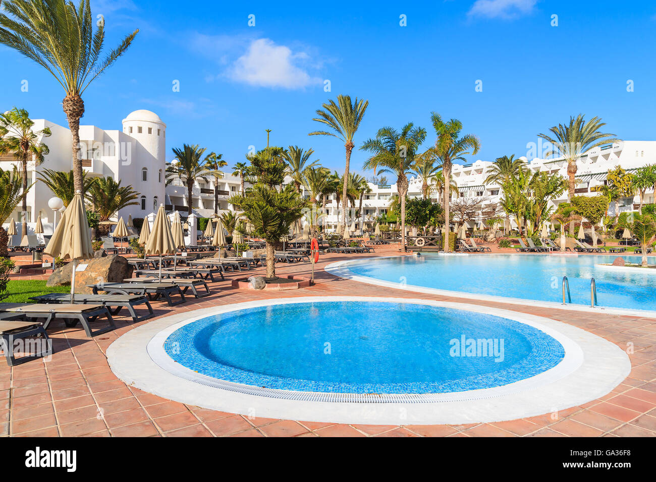 PLAYA BLANCA, Lanzarote Island - Jan 16, 2015: piscina nel giardino tropicale di hotel di lusso. Le isole Canarie sono meta di vacanze per i turisti europei nel periodo invernale. Foto Stock