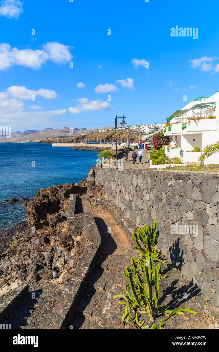 Passeggiata lungo la costa dell'oceano in Puerto del Carmen città di vacanze, Lanzarote, Isole Canarie, Spagna Foto Stock