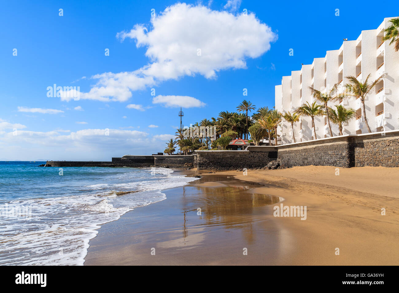 Oceano onda di sabbia spiaggia tropicale in Puerto del Carmen, Lanzarote, Isole Canarie, Spagna Foto Stock