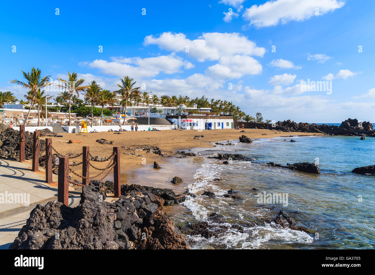 Sabbiosa spiaggia tropicale in Puerto del Carmen cittadina balneare, Lanzarote, Isole Canarie, Spagna Foto Stock