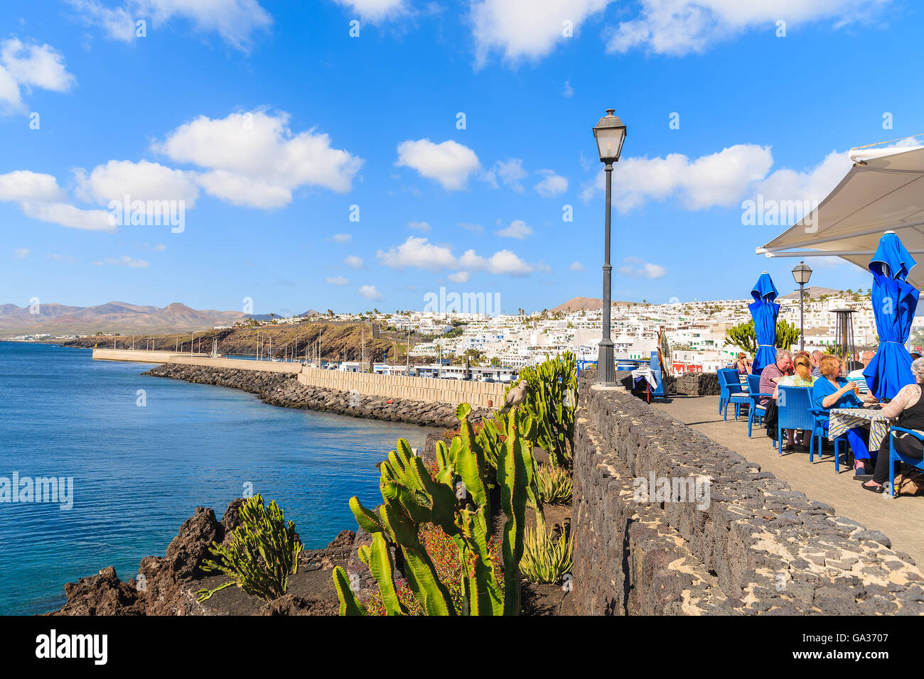 PUERTO DEL CARMEN, Lanzarote Island - Jan 17, 2015: turisti potrete cenare nel ristorante locale sulla costa dell'isola di Lanzarote in Puerto del Carmen town, Spagna. Le isole Canarie sono meta di vacanze. Foto Stock