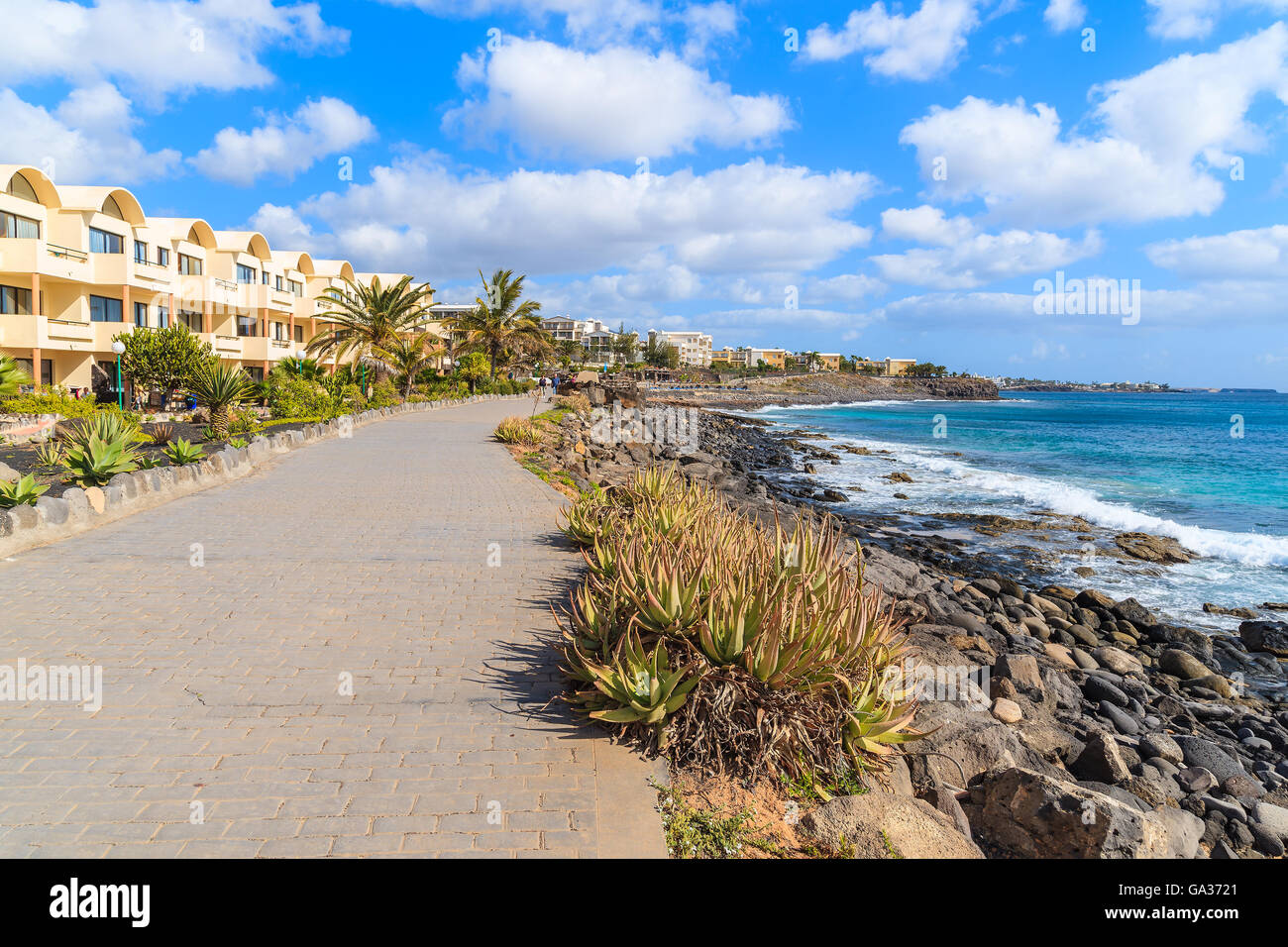 Passeggiata costiera lungo l'oceano in Playa Blanca holiday resort town, Lanzarote, Spagna Foto Stock