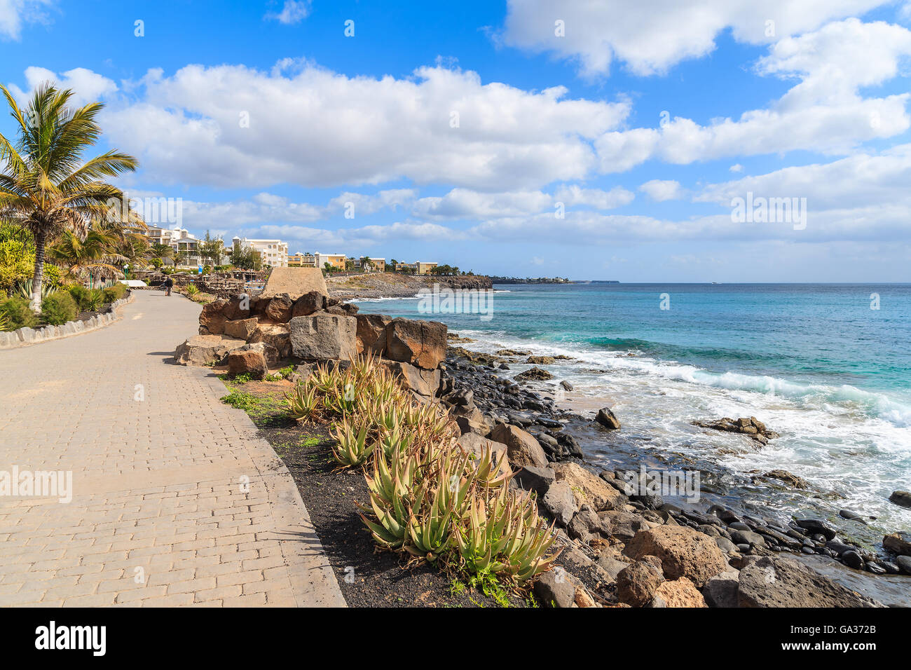 Passeggiata costiera lungo l'oceano in Playa Blanca holiday resort town, Lanzarote, Spagna Foto Stock