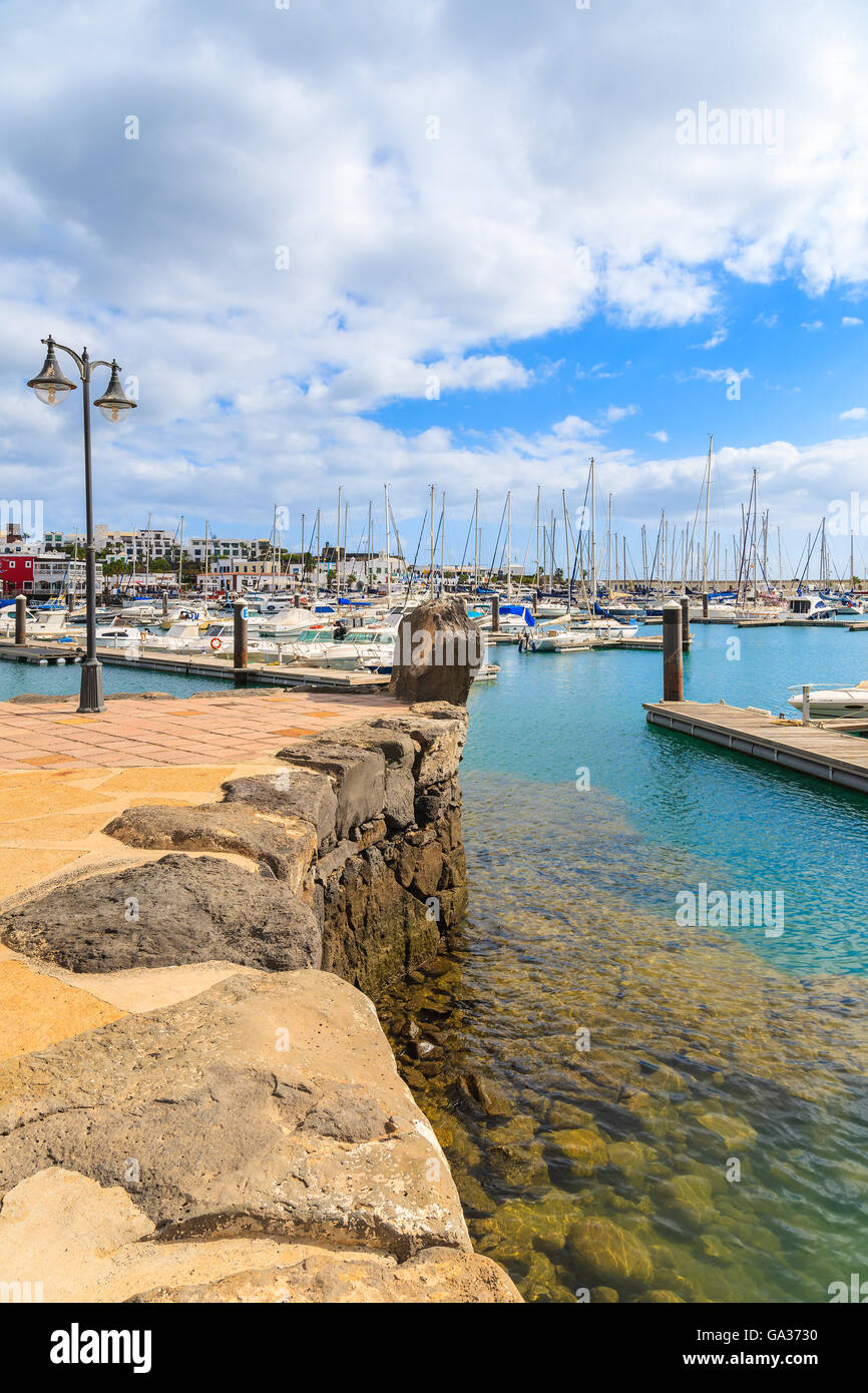 MARINA RUBICON, Lanzarote Island - JAN 11,2015: vista di Marina Rubicon con yacht barche di ormeggio. Le isole Canarie sono meta di vacanze grazie al clima soleggiato tutto l'anno. Foto Stock