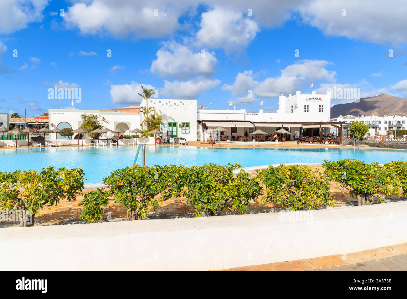 PLAYA BLANCA, Lanzarote Island - Jan 17, 2015: piscina del complesso di appartamenti di lusso costruito nel tradizionale stile delle Canarie a Lanzarote Island. Le isole Canarie sono meta di vacanze. Foto Stock