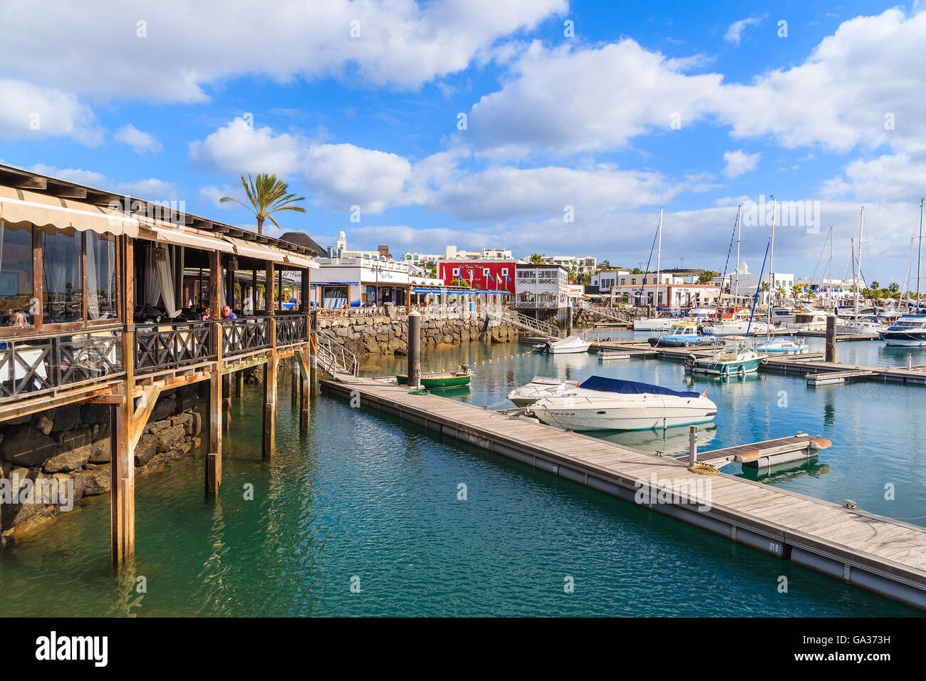 MARINA RUBICON, Lanzarote Island- Jan 17, 2015: Pier e ristorante in Rubicone porta. Le isole Canarie sono molto popolare meta di vacanza grazie alla soleggiata clima tropicale tutto l'anno. Foto Stock